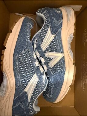 Vionic Denim-Textured Walking Shoe in Blue and Cream